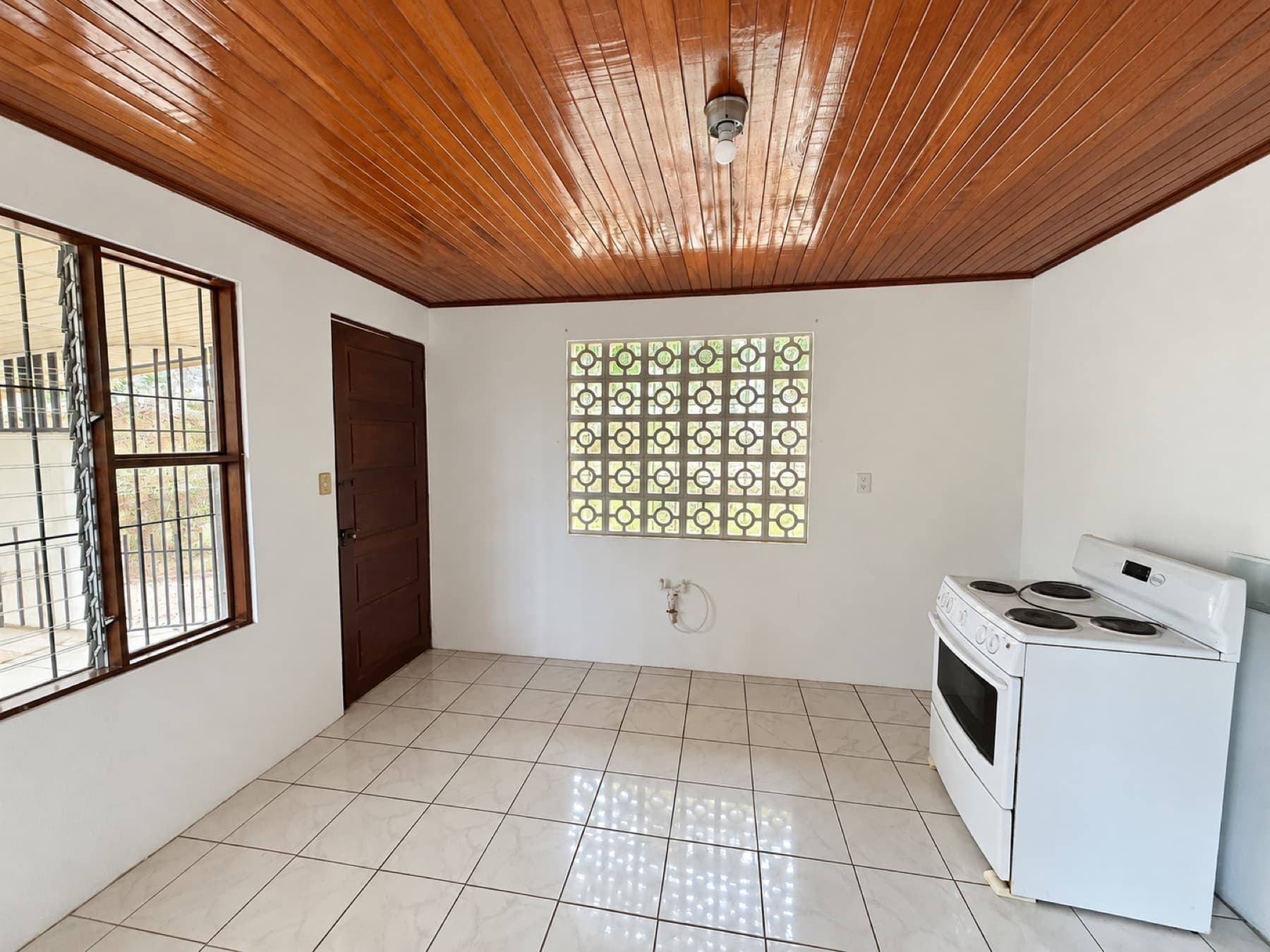 Unfurnished kitchen, ready to customize