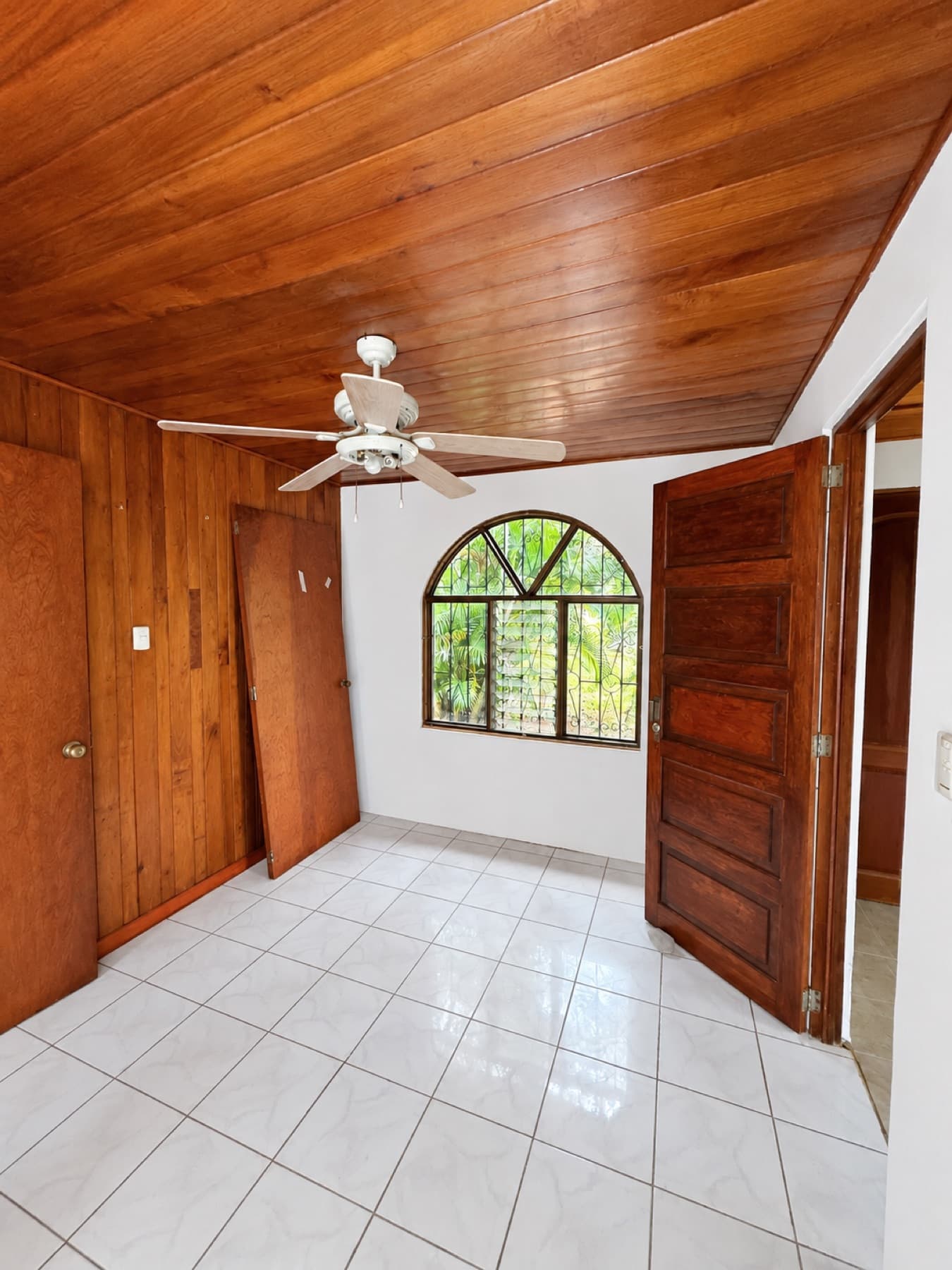 Bedroom with a window onto the garden
